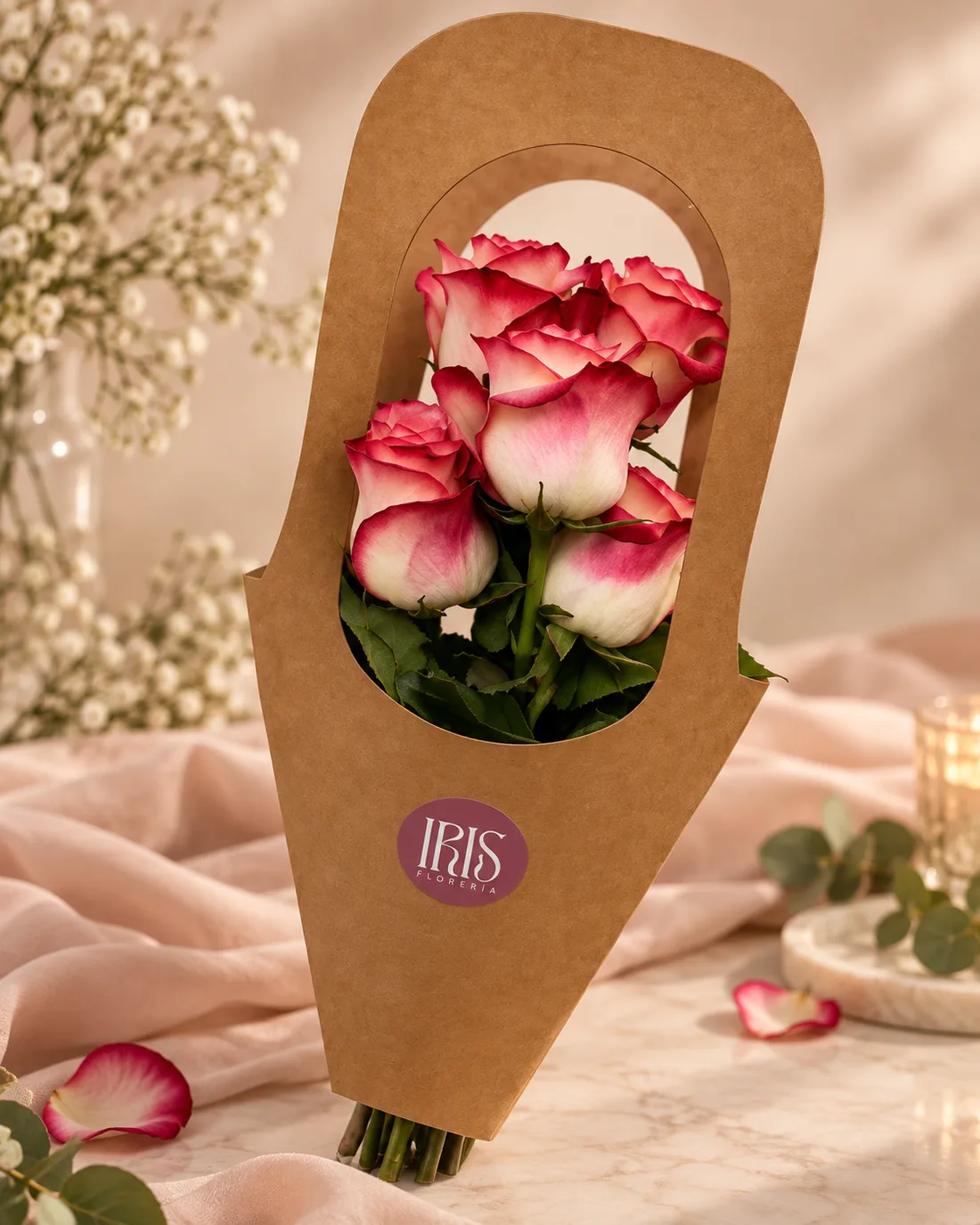 Ramo de rosas blancas con bordes rosados en envoltura de papel kraft